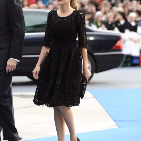 El negro nunca falla, y fue por eso que en 2010 Letizia optó por un vestido de encaje con detalles de pedrería.