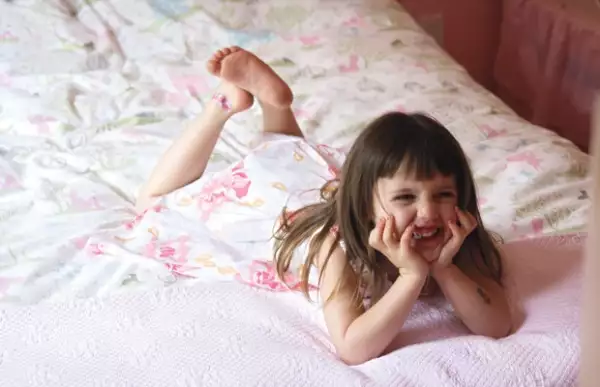 Azul ama jugar con los helicópteros de control remoto de su papá.