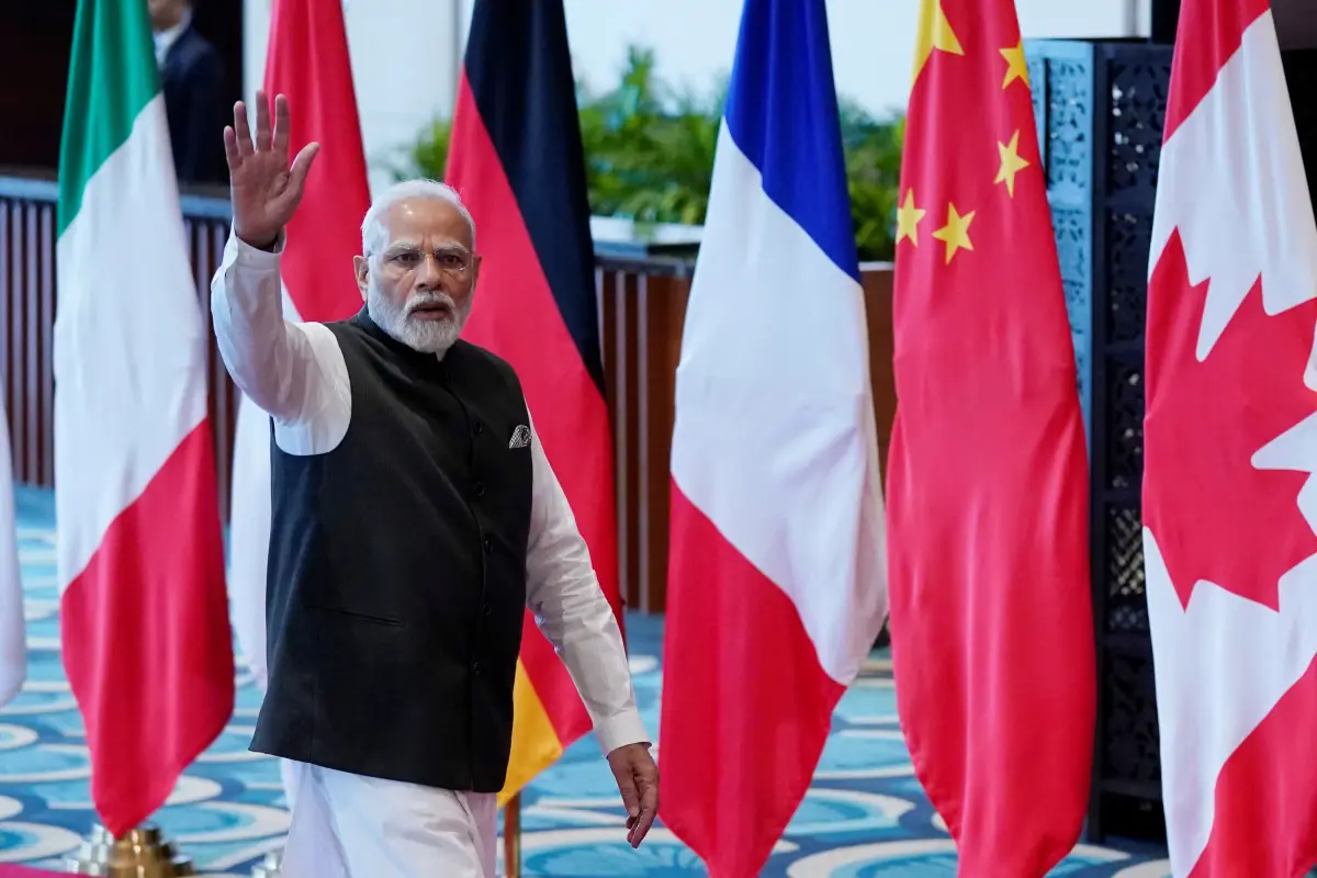 El primer ministro indio, Narendra Modi, saluda al llegar al centro de convenciones Bharat Mandapam para la Cumbre del G20, en Nueva Delhi, India, el sábado 9 de septiembre de 2023.