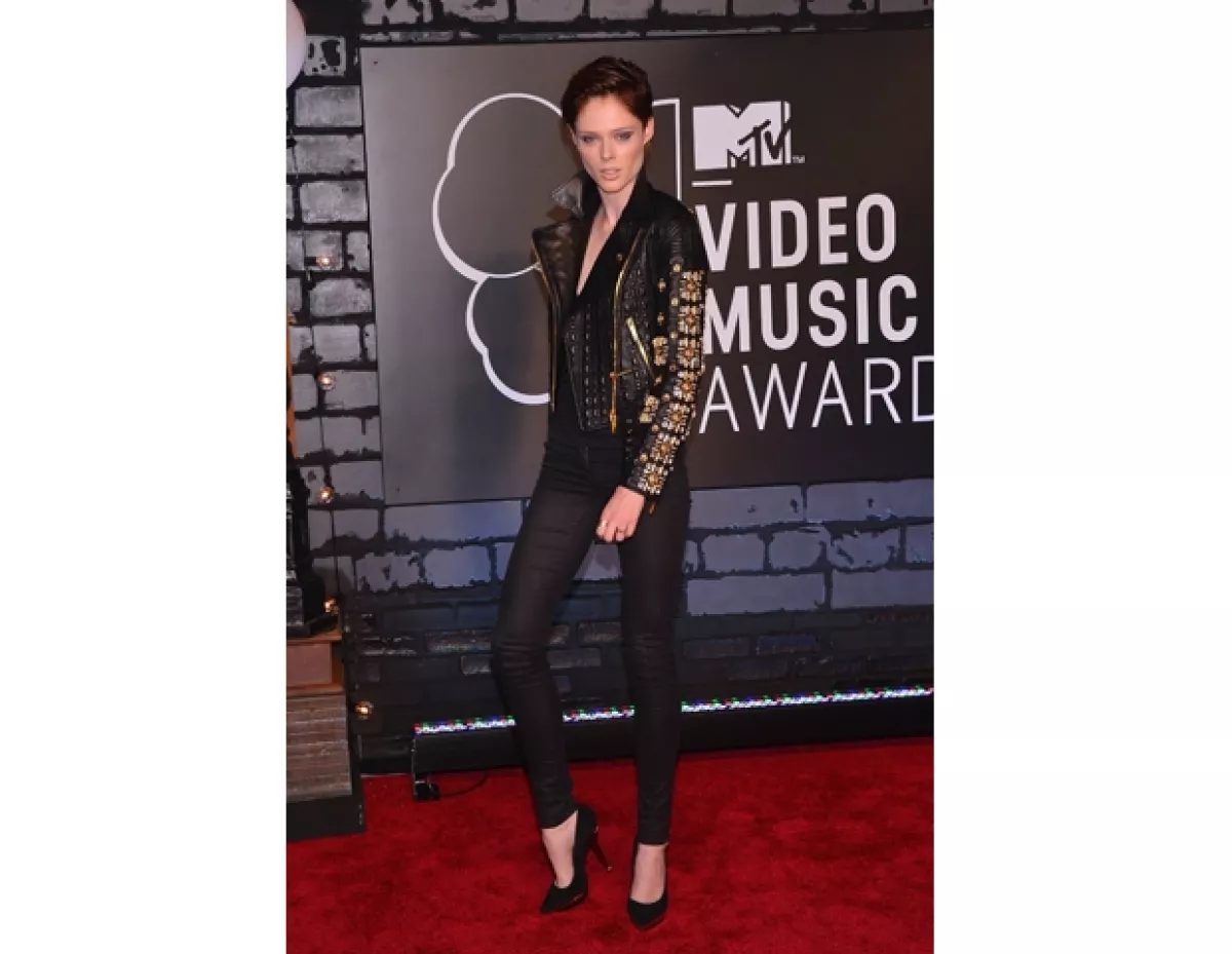 Coco Rocha súper rocker con skinny jeans y una leather jacket.