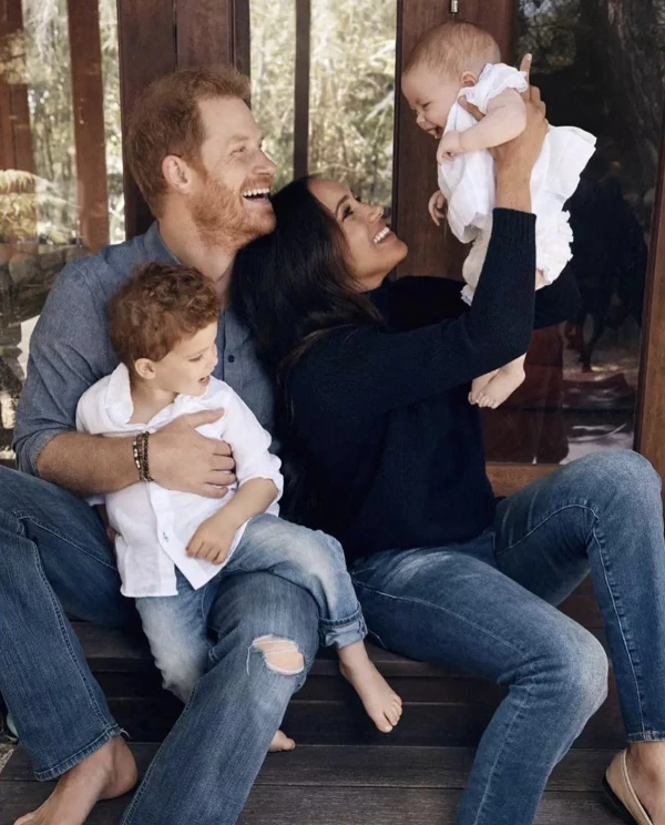 FIRST PICTURE OF HARRY AND MEGHAN'S DAUGHTER LILIBET