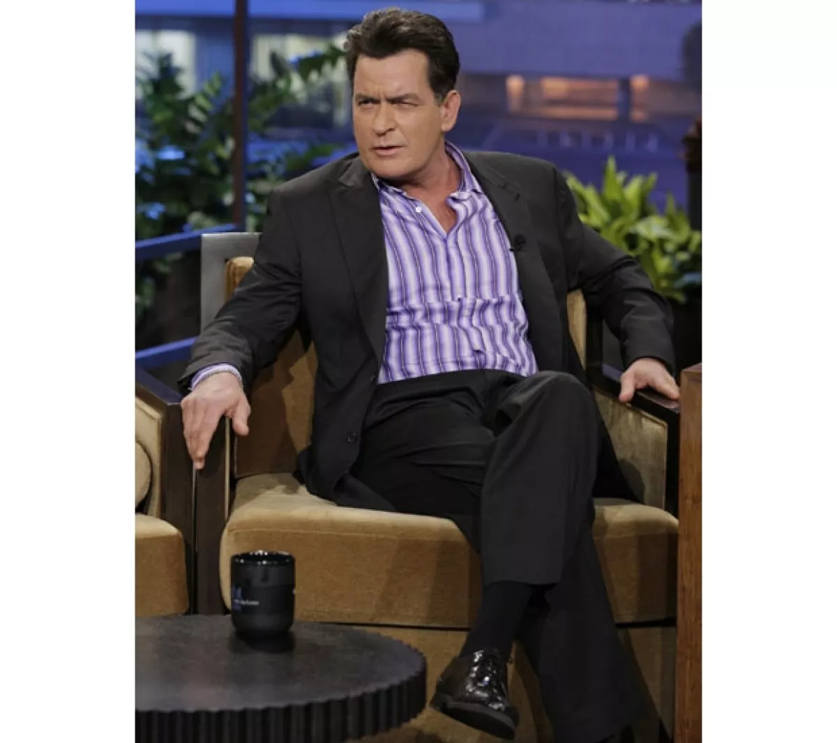 Un día después del programa Sheen contestó a Ashton, primero pidiéndole perdón irónicamente, y luego amenazándolo con mandarlo al hospital si volvía a callarlo.
