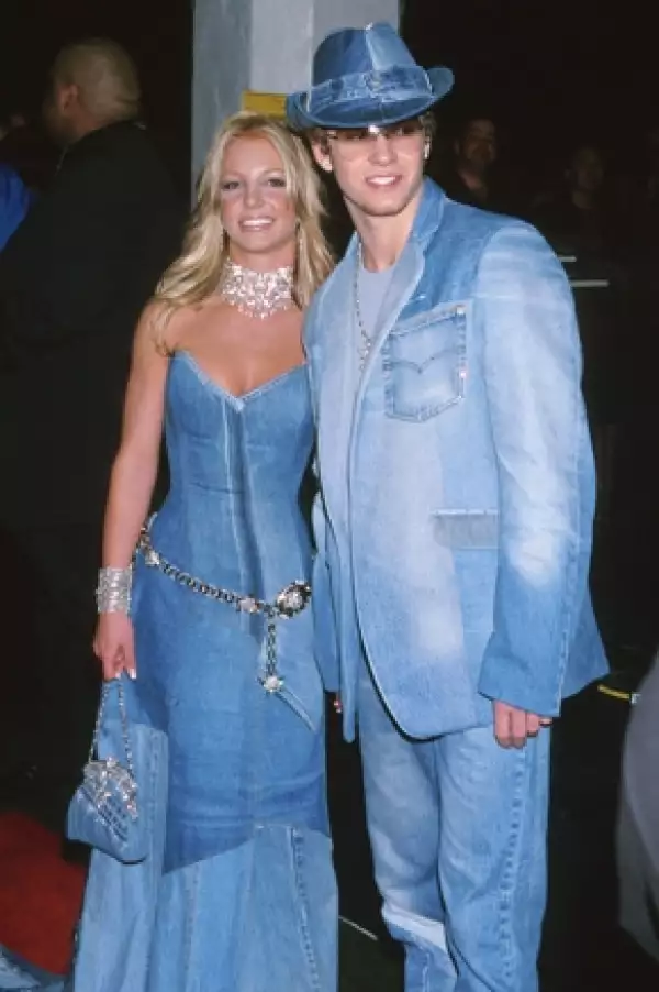 Britney y Justin vestidos de forma similar en 2001.