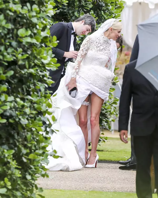 Nicky no pudo evitar ser avergonzada en un día tan especial como el de su boda, debido a un wardrobe malfunction.
