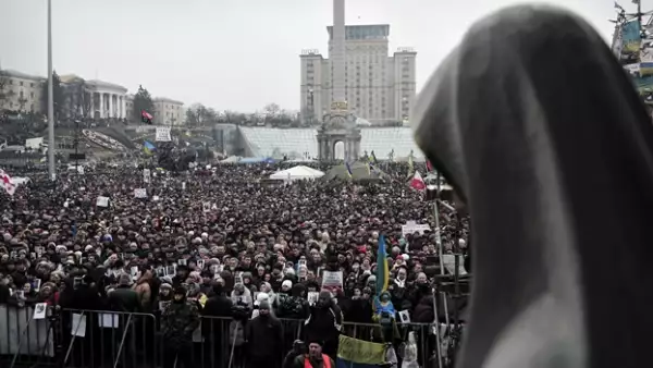 cientos de personas protestan contra la intervención rusa en Ucrania