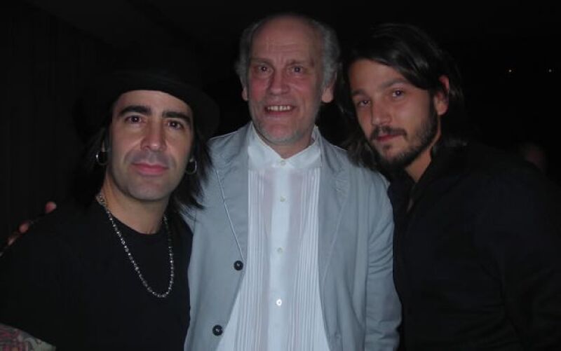 Los actores y John Malkovich festejaron con el músico después de su presentación en Guadalajara.