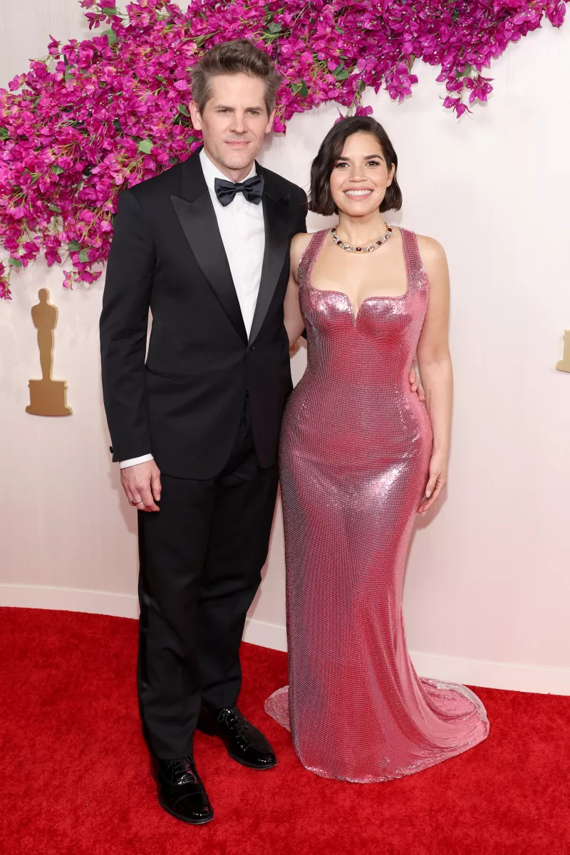 Ryan Piers Williams y America Ferrera en los Oscar 2024