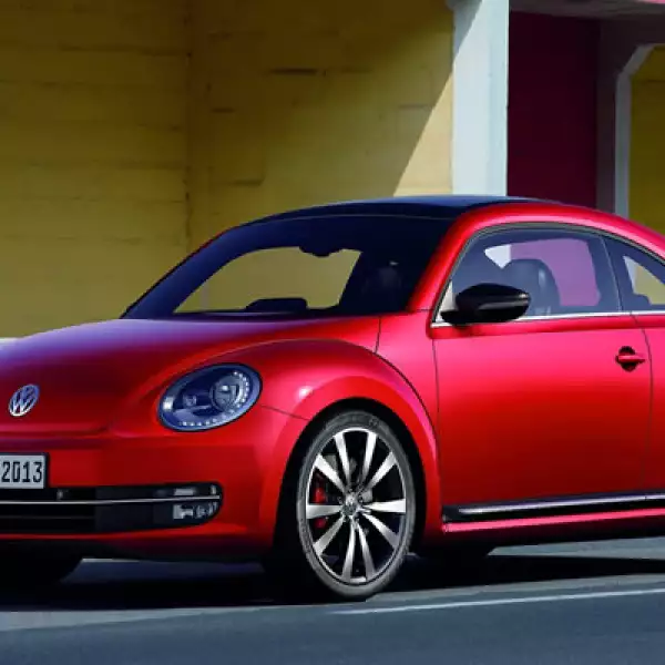 La automotriz alemana Volkswagen rediseñó el icónico Beetle, 13 años después de su introducción al mercado y lo presentó por primera vez en al AutoShow de Shanghai.