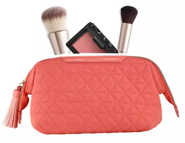 Una bolsa de maquillaje con compartimientos es ideal para viajar.