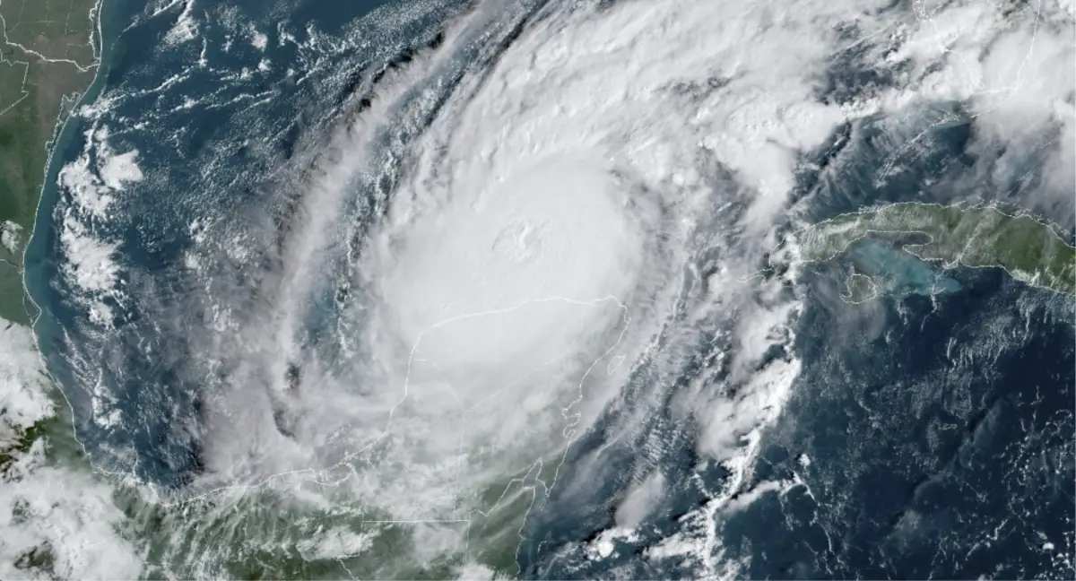 Milton 'roza' las costas de Yucatán como huracán de categoría 4