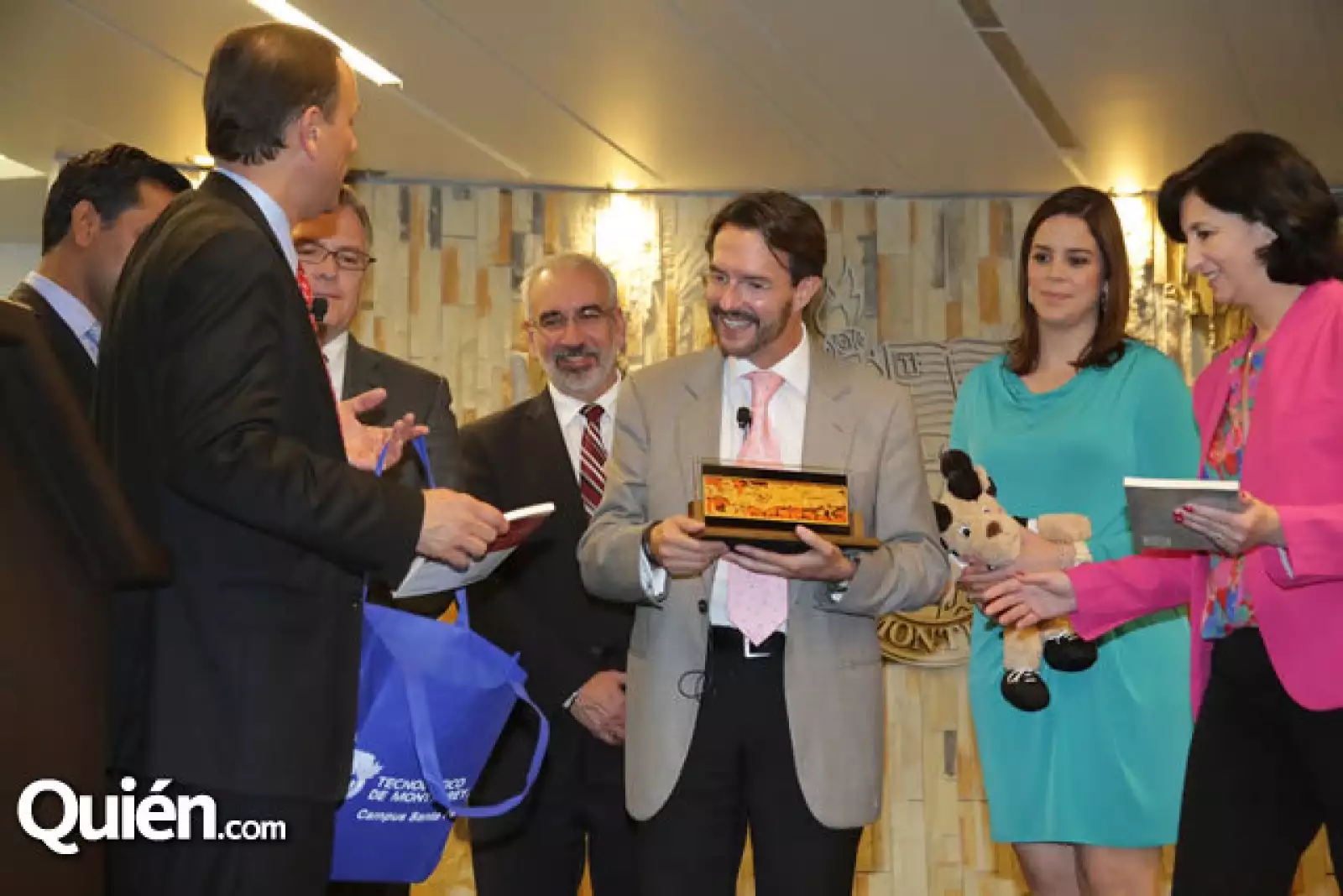 Entrega de reconocimiento a Fernando Landeros