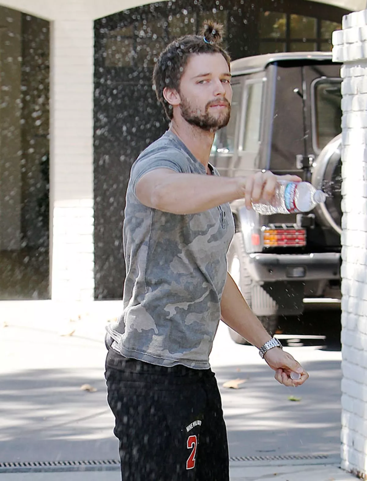 El novio de Miley decidió decargar su enojo con un bote de agua.