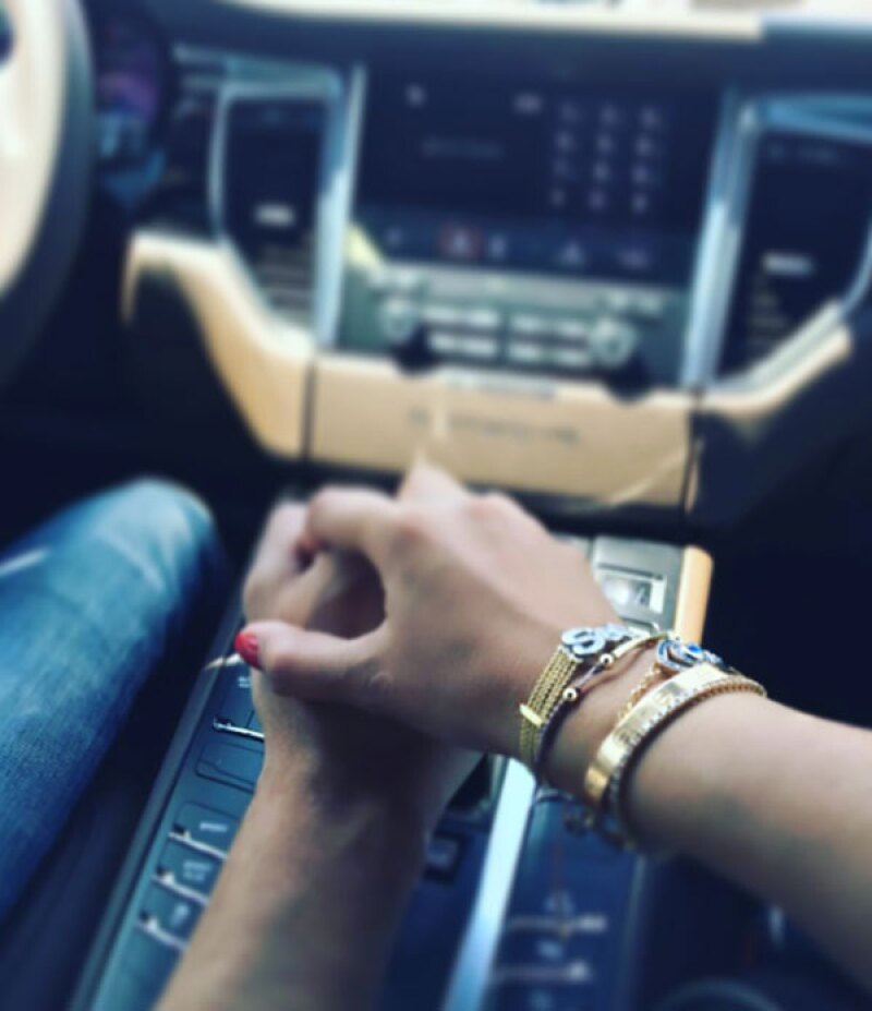 El actor publicó una foto de los dos agarrados de la mano.