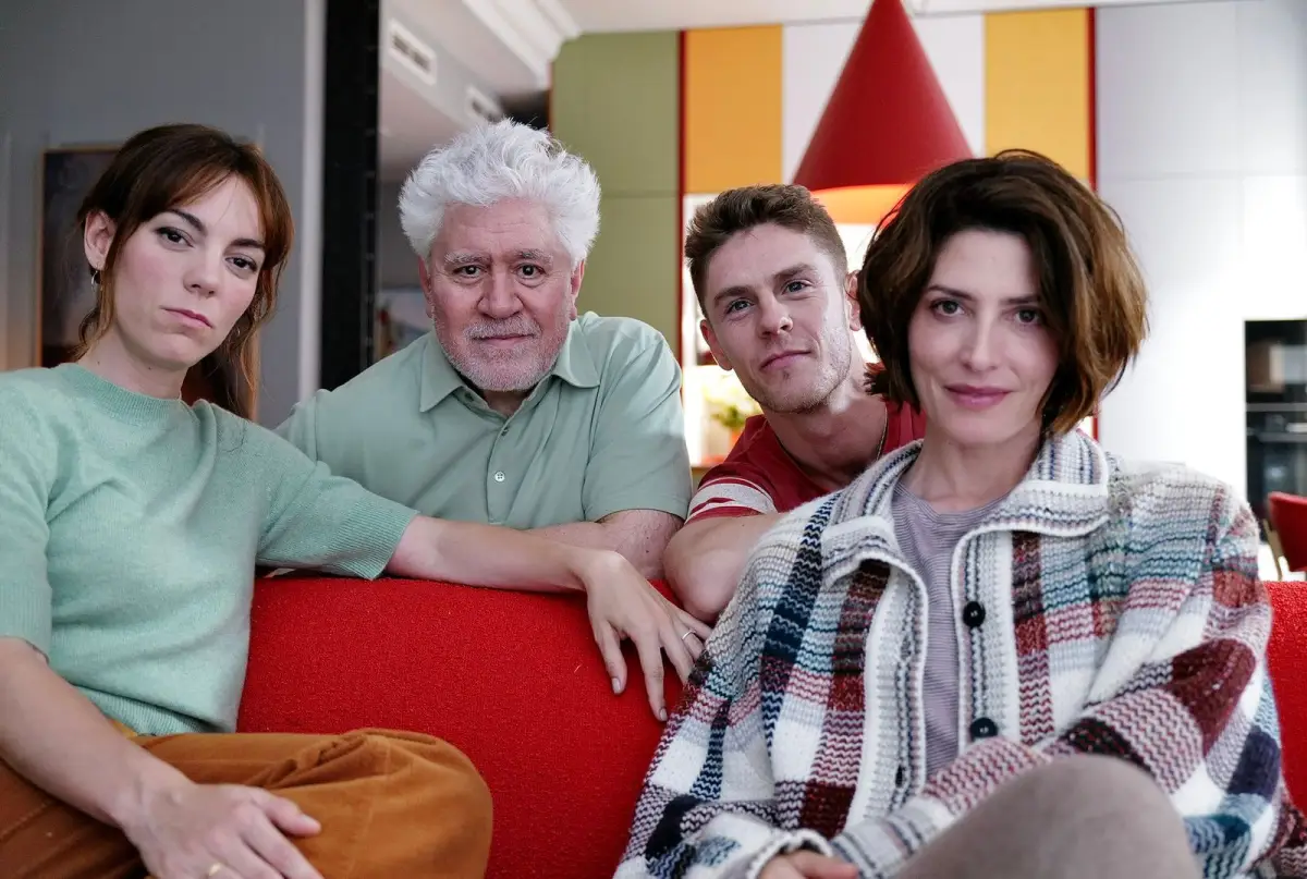 amarga navidad_almodóvar.jpeg