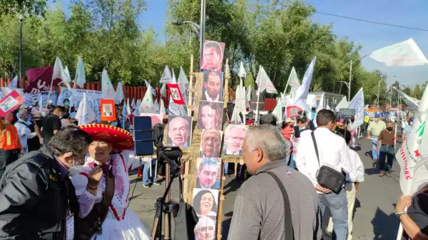 The opposition sleeps in San Lázaro; begins discussion on the electrical reform Protesters on the outskirts of San Lázaro prior to discussion of electrical reform.