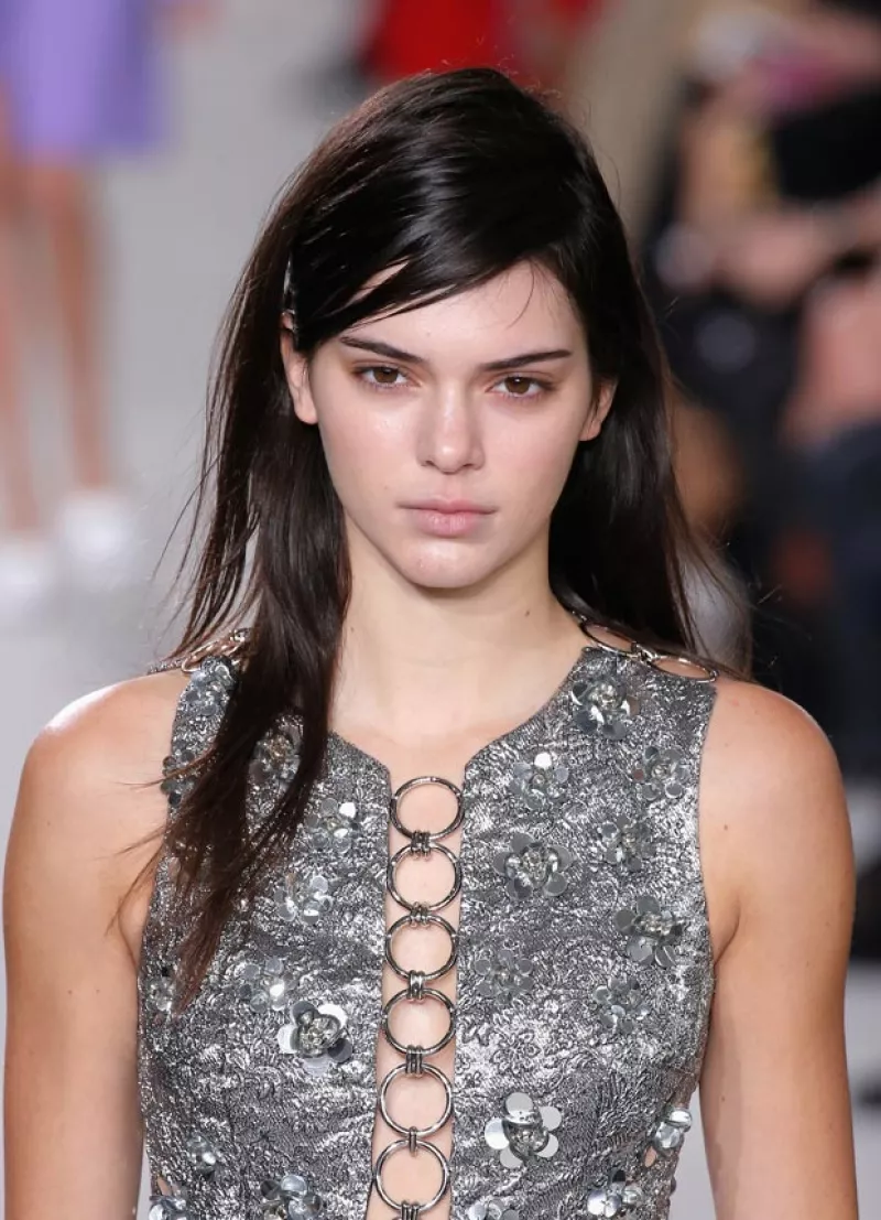 Durante la pasarela de Michael Kors, la modelo salió sin maquillaje. Aún así, se veía muy bonita e incluso mucho menor.