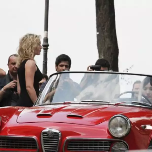 El comercial fue grabado en Roma, y mantuvieron el espíritu italiando usando un convertible Alfa Romeo.