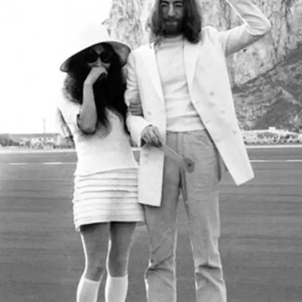 Como fue de esperarse Yoko Ono y John Lennon rompieron con lo convencional y optaron por un look muy sesentero para su boda en marzo de 1969.