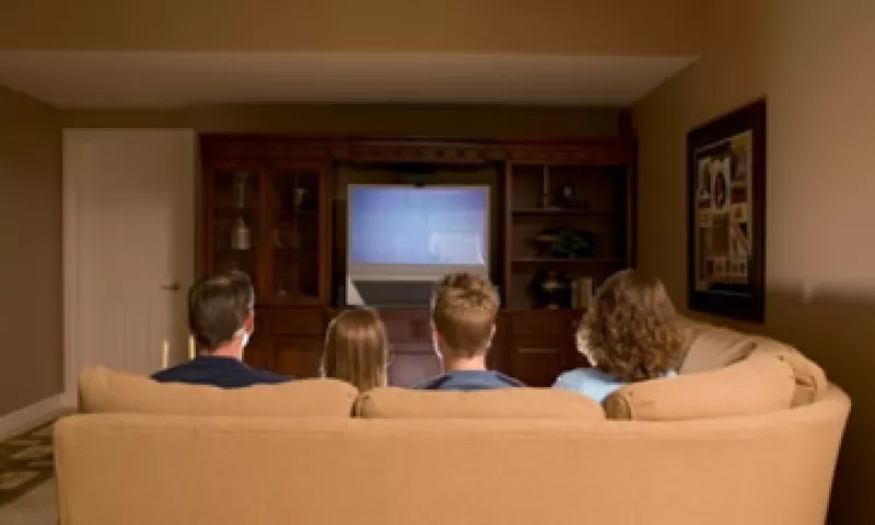 El consumidor también recurre más al uso de las instituciones públicas de salud en el entorno económico actual. (Foto: Thinkstock)