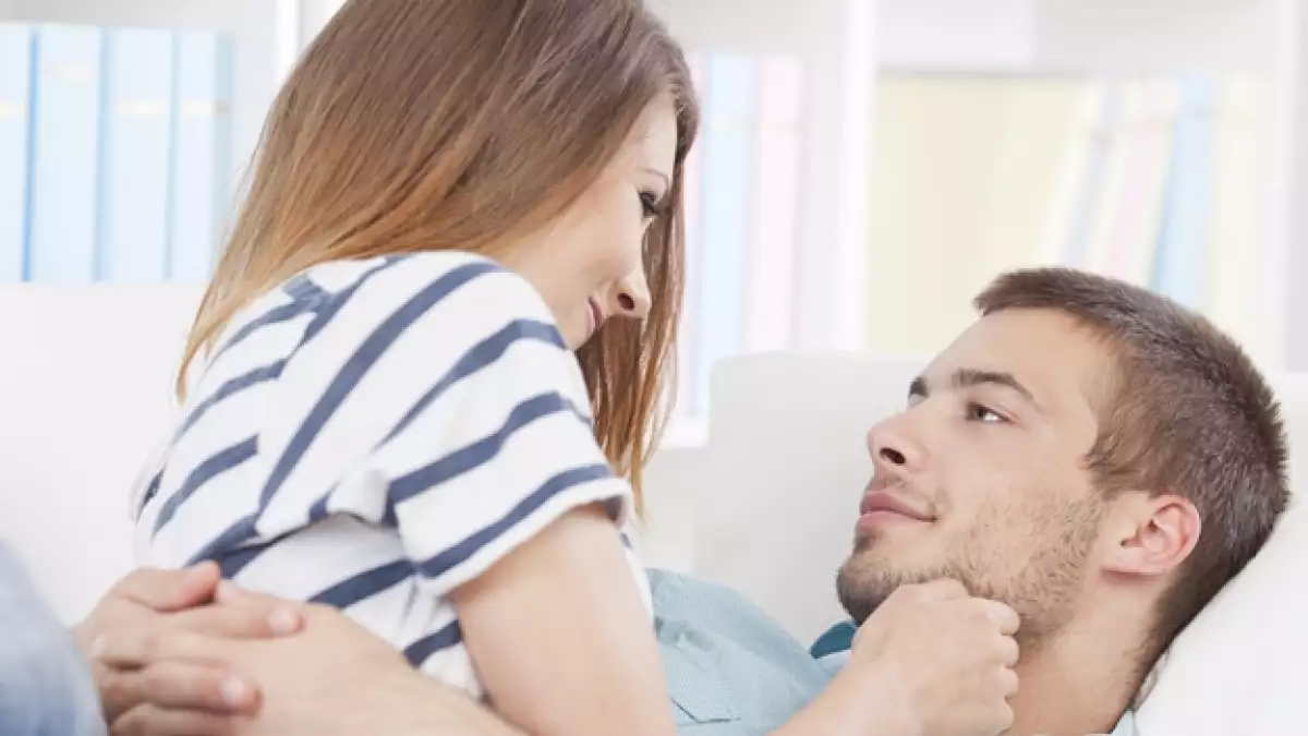 una pareja se abraza