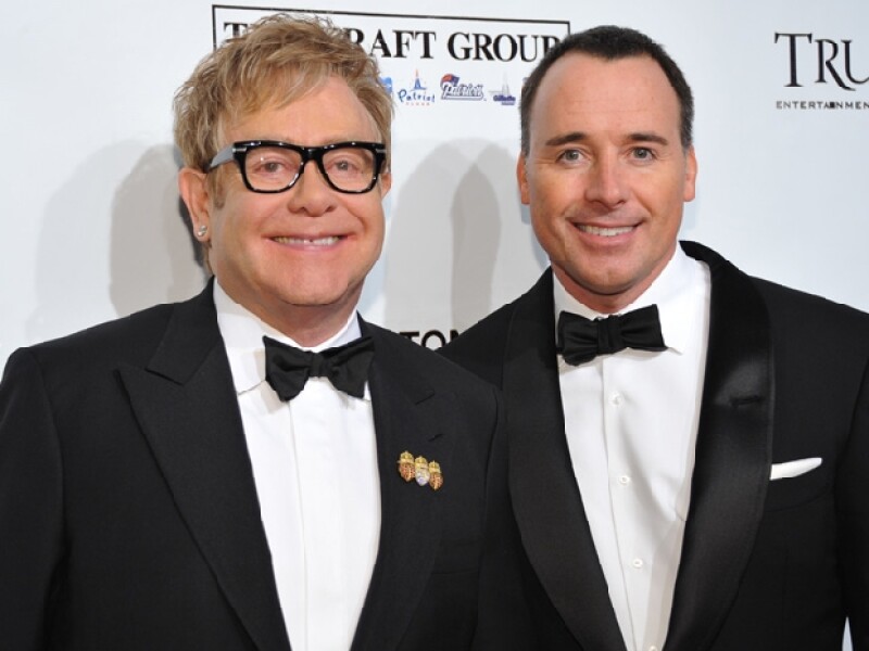 El cantante y su esposo David Furnish se convirtieron en padres de un niño esta Navidad, gracias a un vientre de alquiler.