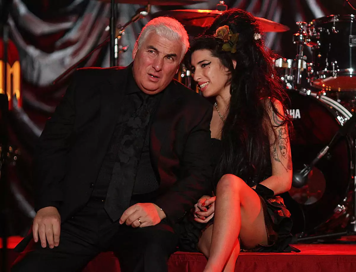 foto de amy winehouse y su papá mitchell winehouse sentados juntos