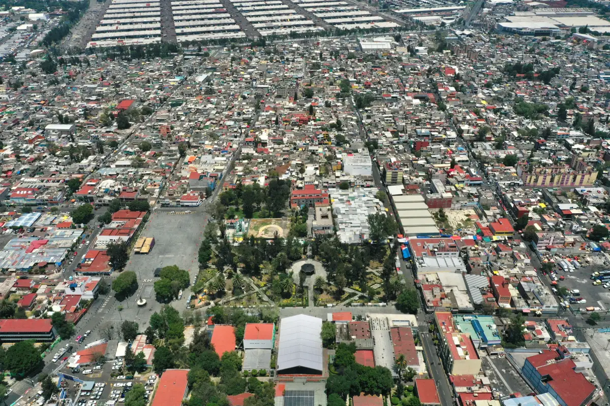 Fotografías aéreas de la alcaldía de Iztapalapa, se observa un parque central y la expansión de la urbanización. 