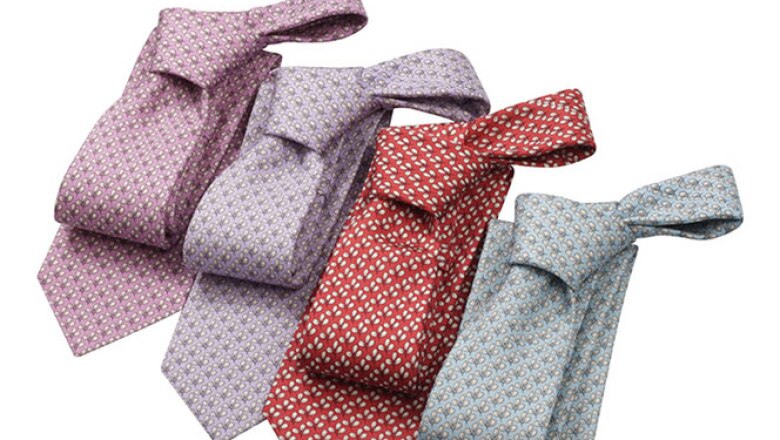El simple es el nudo sugerido por su elegancia y sencillez. Las corbatas pueden ser estampadas pero no con enormes dibujos.
