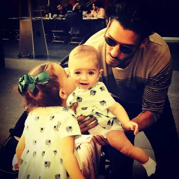 Como todo papá, Erick está enamorado de sus hijas, quienes además han heredado su gran estilo.