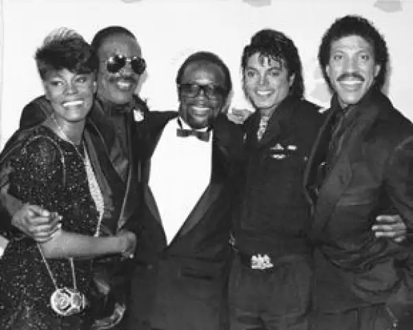Aquí los ganadores del Grammy en 1986 Dionne Warwick, Stevie Wonder, Quincy Jones, Michael Jackson y Lionel Richie posaron en el backstage del evento.