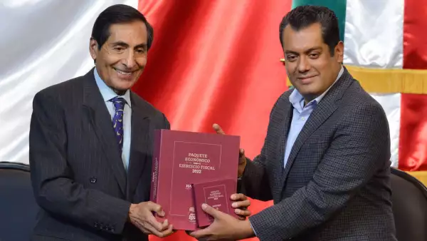 El secretario de Hacienda, Rogelio Ramírez de la O, entrega el Paquete Económico 2022 en la Cámara de Diputados.