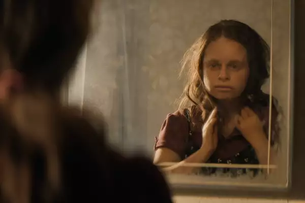 Foto de la actriz Imogen Faith Reid frente al espejo en una escena de la serie Good American Family.