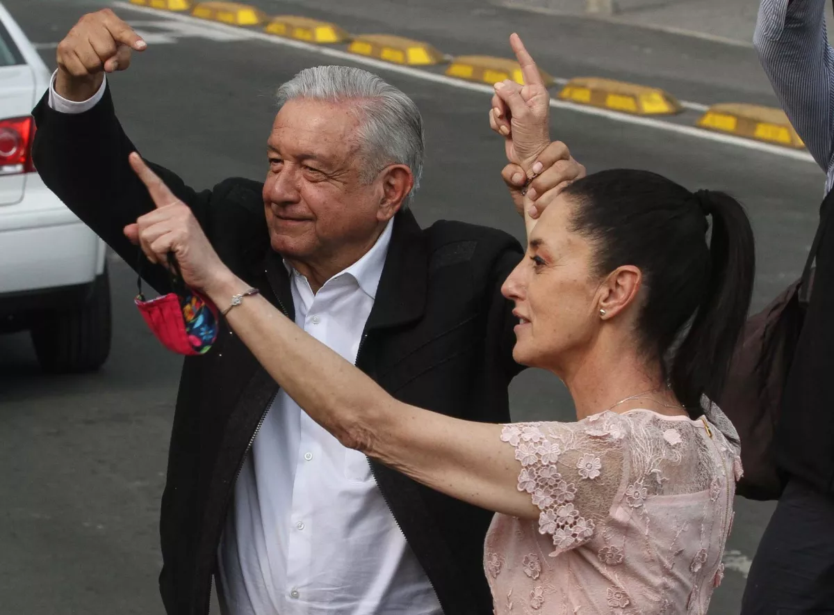 El presidente Andrés Manuel López Obrador y Claudia Sheinbaum tras la inauguración de una sucursal del Banco del Bienestar en Tláhuac.
