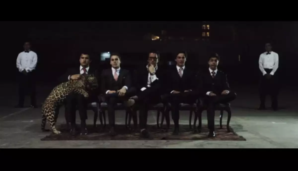 Al menos cinco estudiantes del Cumbres, en trajes oscuros, y hasta con un jaguar, aparecen en este video que ha causado revuelo en las redes sociales.