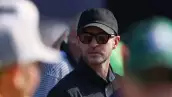 foto de archivo de justin timberlake vistiendo una playera tipo polo negra, con lentes oscuros y gorra negra.