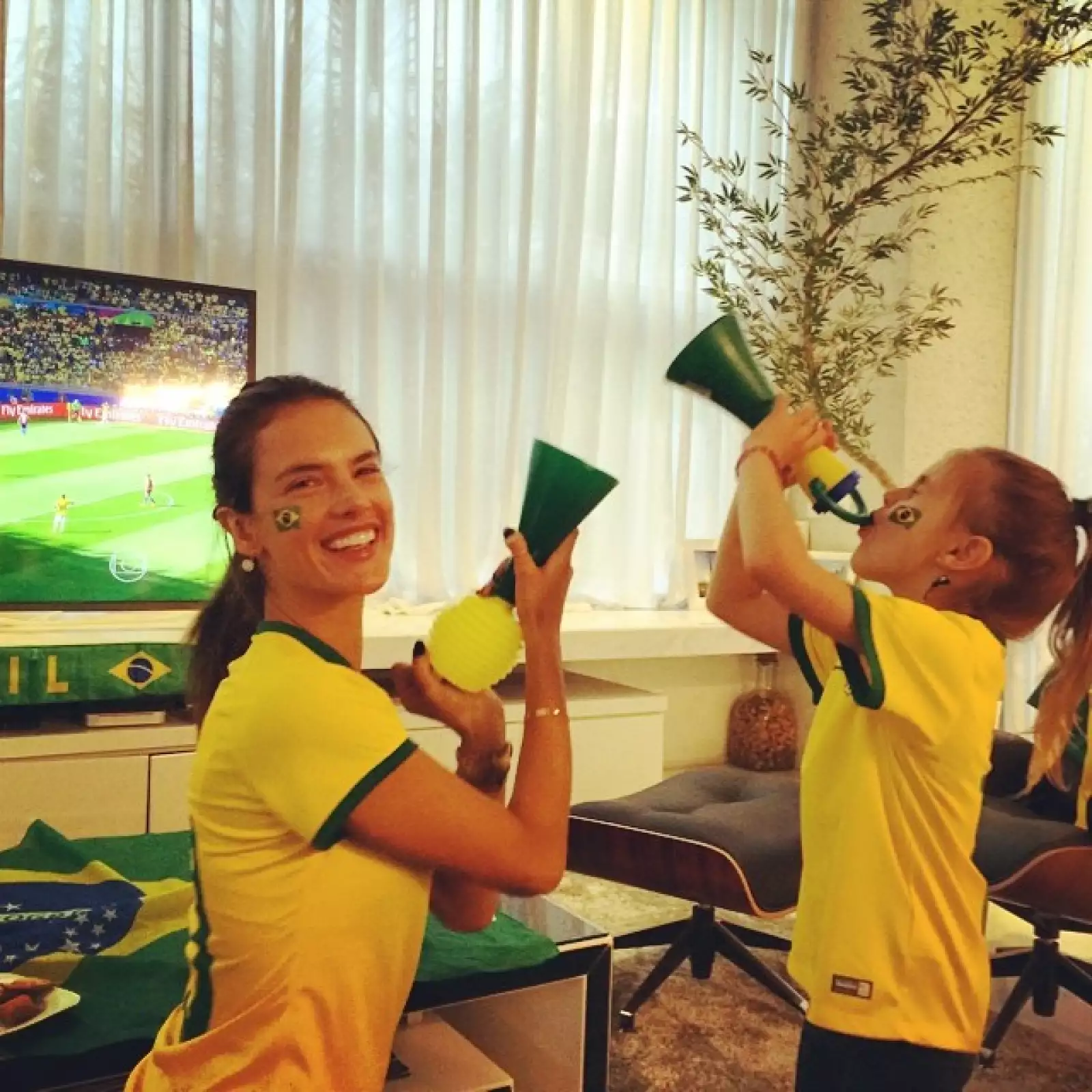 `Brasil, somos brasileños. Con mucho orgullo, con mucho amor, #VivaBrasil´, escribió Alessandra Ambrosio junto a esta fotografía divirtiéndose con su hija Anja.