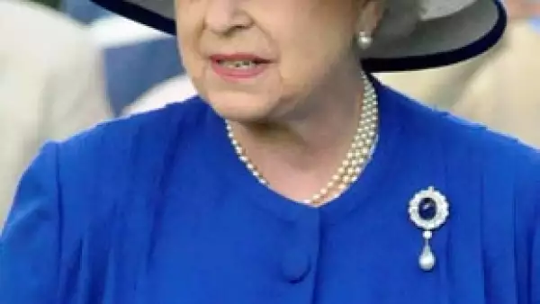 Según el presidente de Francia, Nicolás Sarkozy, la Reina de Inglaterra le confesó que está aburrida pero que nunca lo dice.