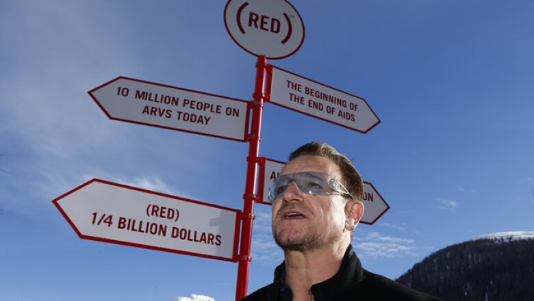 Cantante y cofundador de (RED), posa delante de un cartel durante una sesión fotográfica en el Foro Económico Mundial (WEF) en Davos.