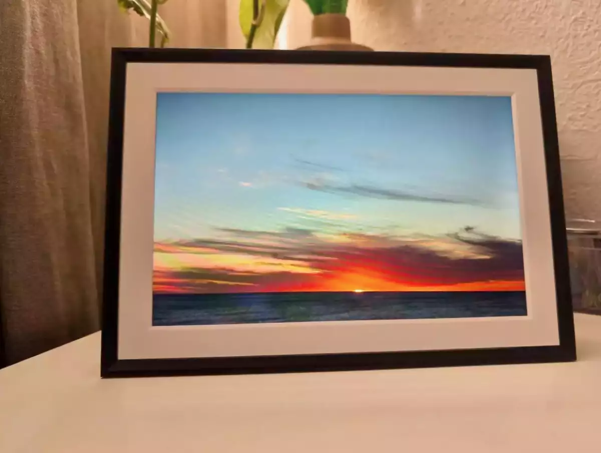 Aura Carver, el gadget que revive cómo compartíamos fotos antes de las redes sociales: así funciona