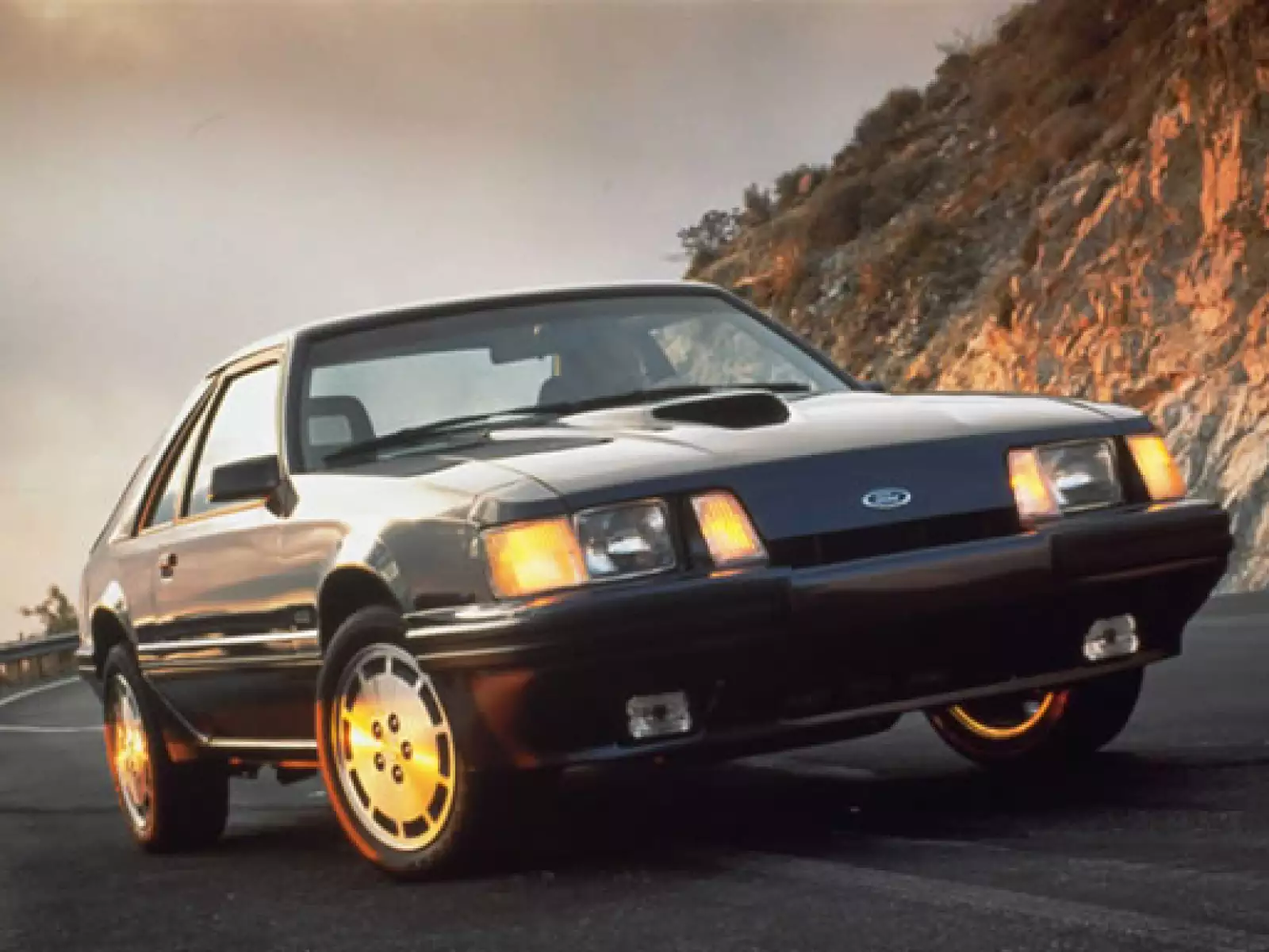 En 1986 el motor V8 del Mustang cambió su carburador por un puerto multisecuencial de inyección a presión.