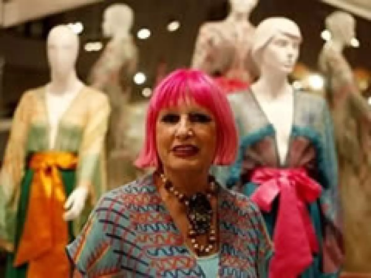 La extrovertida diseñadora de modas, Zandra Rhodes, posa junto con algunos de sus diseños en México. (Foto: AP)