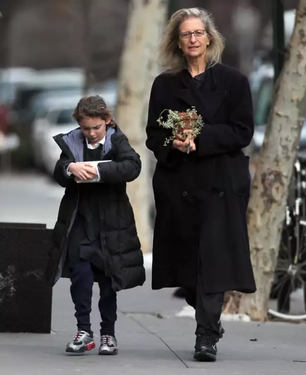 En esta imagen, Annie aparece al lado de su hija mayo Sarah.