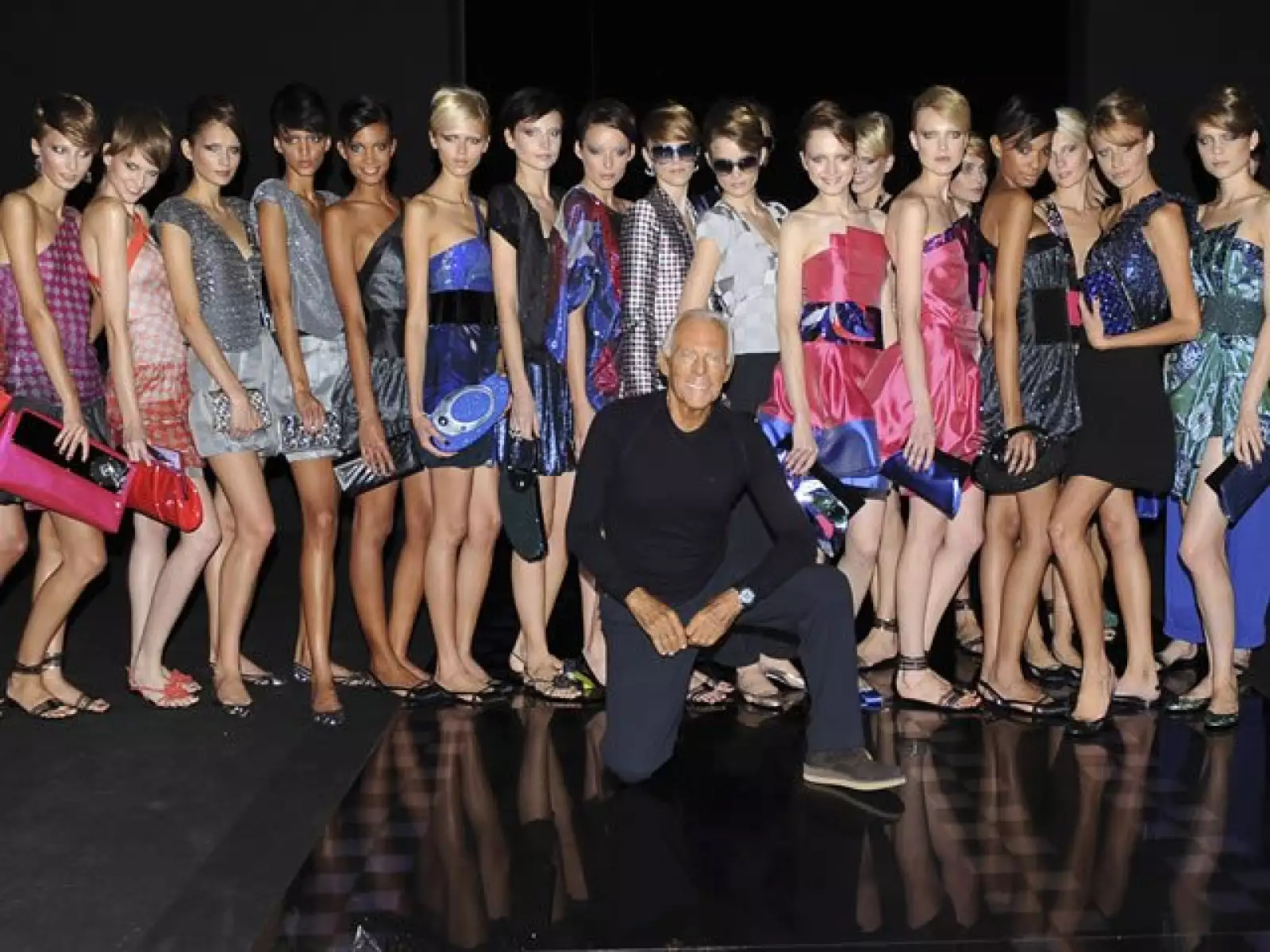 Giorgio Armani posa con sus modelos después de su desfile en el Fashion Week de Milán.