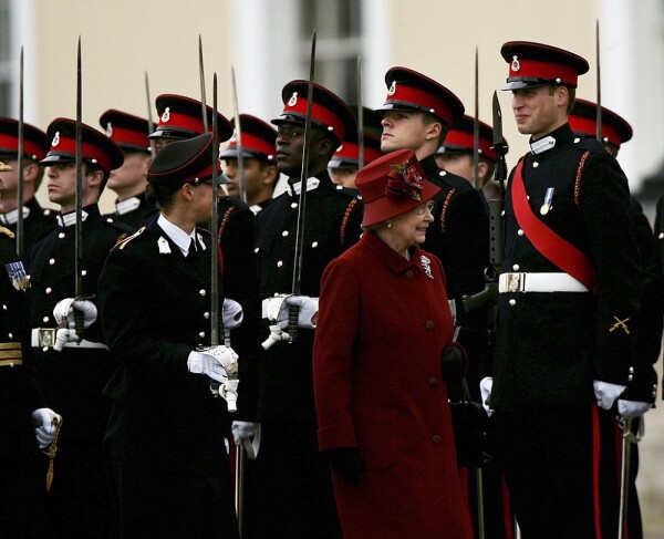 Príncipe William y la reina Isabel II