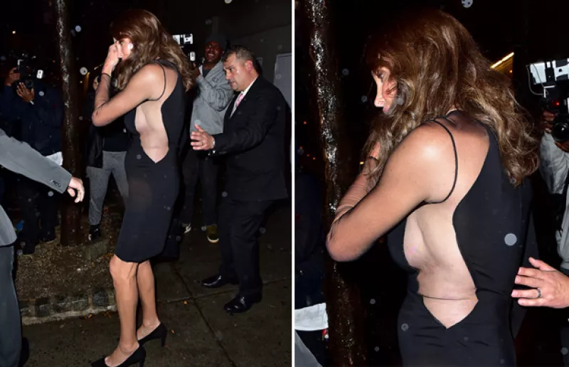 La ex pareja de Kris Jenner fue captada mostrando sideboob al salir del evento de moda al que acudió para apoyar a su hija Kendall.