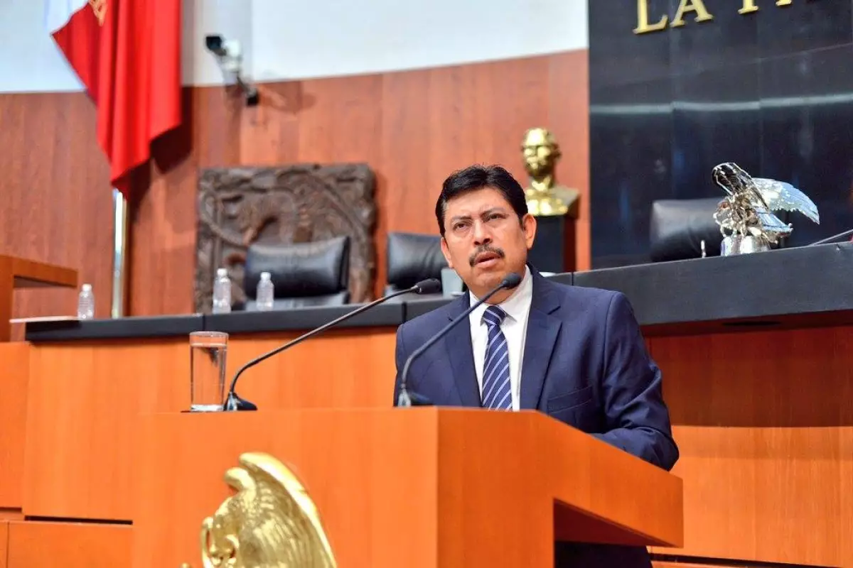 El senador se encontraba realizando actividades proselitistas a favor de la candidata a la gubernatura Blanca Alcalá cuando fue interceptado por policías municipales y "encapuchados" en Teziutlán.
