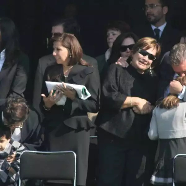 Mari Gely y sus tres hijos, acompañados por Carlos Mouriño Atanes y Ángeles Terrazos.