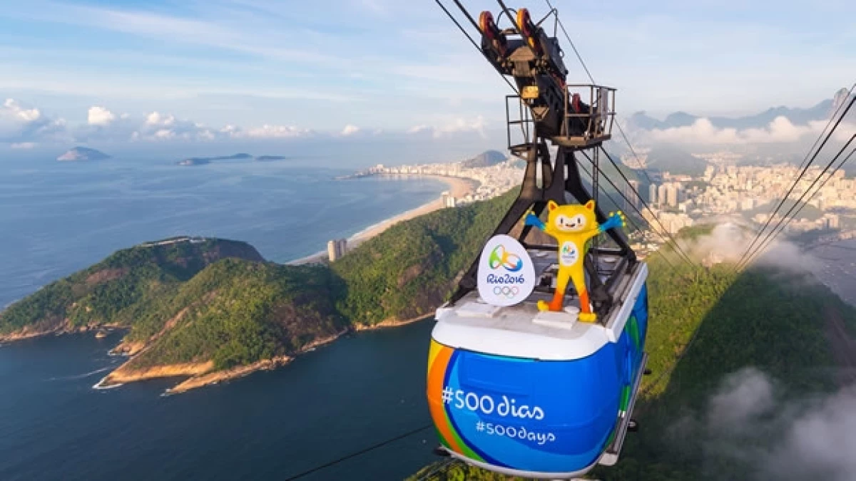 La mascota de los Juegos Olímpicos de Río 2016, ?Vinicius?, en un teleférico de Río de Janeiro
