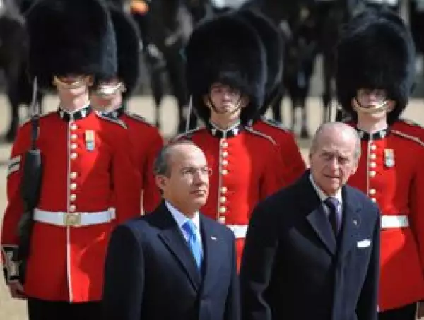 Tras la llegada de Calderón Hinojosa se escuchó el Himno Nacional Mexicano, pasó revista a la Guardia de Honor y para concluir la ceremonia abordó un carruaje en compañía de la Reina Isabel II, mientras que su esposa hizo lo propio con el Duque de Edimbur