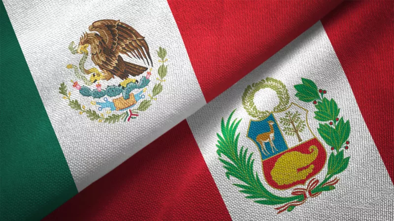 Perú y México dos banderas juntas textura de tela de tela textil